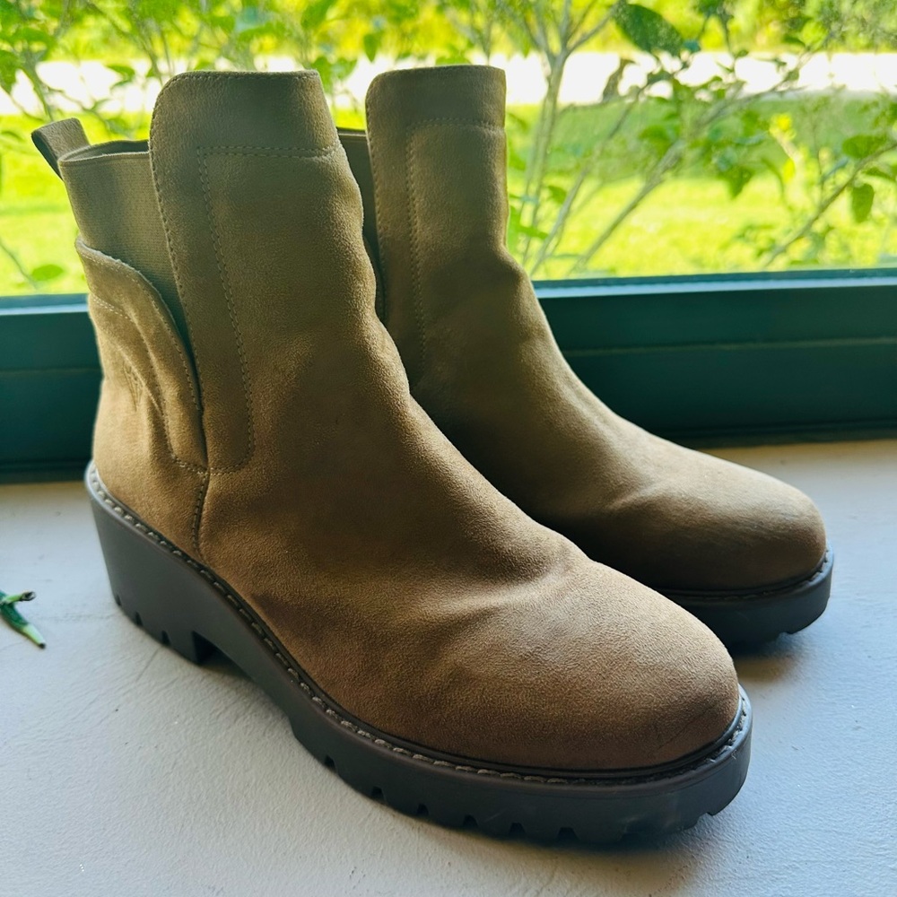 Rock and Candy Faux Suede Tan Combat Chelsea Boots Size 8.5
